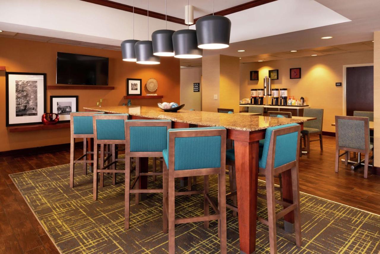 Hampton Inn Greensboro Airport Exterior foto